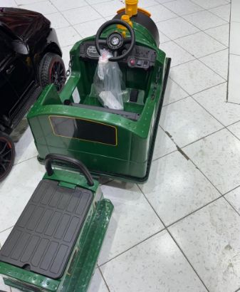صورة قطار كهربائي للأطفال مع مركبة خلفية